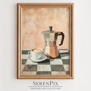 Pode incluir: Uma cafeteira prateada e preta com uma xícara de café sobre uma superfície quadriculada em preto e branco. A cafeteira está sobre uma mesa com um fundo marrom claro.