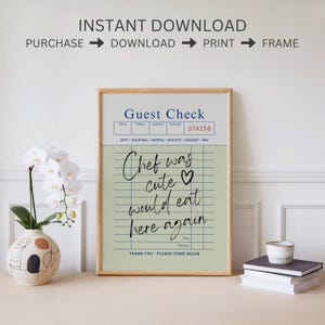 Puede incluir: Una impresi&oacute;n enmarcada con un fondo verde y l&iacute;neas de cuadr&iacute;cula blancas. El texto "Guest Check" est&aacute; en la parte superior de la impresi&oacute;n. El texto "Chef was cute would eat here again" est&aacute; escrito en cursiva negra en la cuadr&iacute;cula. El texto "374158" est&aacute; en la esquina superior derecha de la impresi&oacute;n.