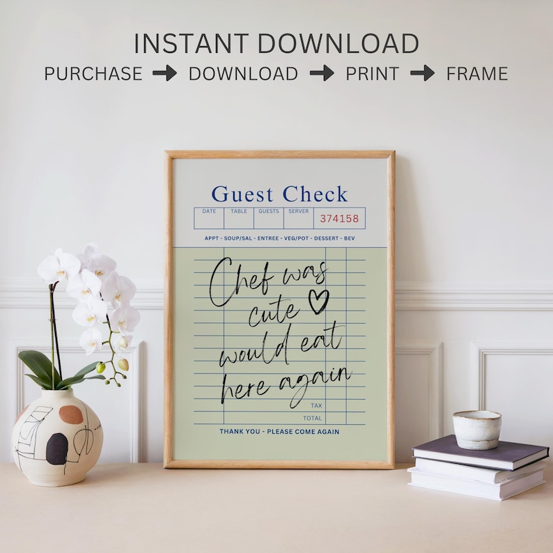 Puede incluir: Una impresi&oacute;n enmarcada con un fondo verde y l&iacute;neas de cuadr&iacute;cula blancas. El texto "Guest Check" est&aacute; en la parte superior de la impresi&oacute;n. El texto "Chef was cute would eat here again" est&aacute; escrito en cursiva negra en la cuadr&iacute;cula. El texto "374158" est&aacute; en la esquina superior derecha de la impresi&oacute;n.
