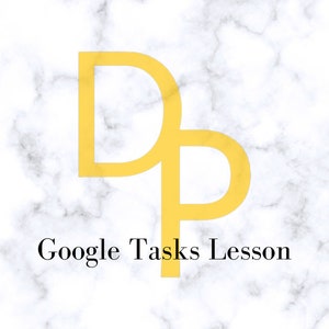 Op de afbeelding: Een geel "DP" logo op een witte marmeren achtergrond met de tekst "Google Tasks Lesson" eronder.
