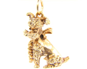 Dije vintage de caniche de oro amarillo de 9 quilates con detalles de perro y sello distintivo.