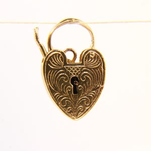 Vintage 9ct Gold Heart Lock Pendant – Engraved Solid Yellow Gold Hallmarked Charm – Love & Friendship Gift – Classic Jewellery Piece