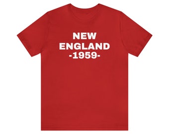 以下が含まれることがあります： 「NEW ENGLAND -1959-」という白い文字が書かれた赤いTシャツ