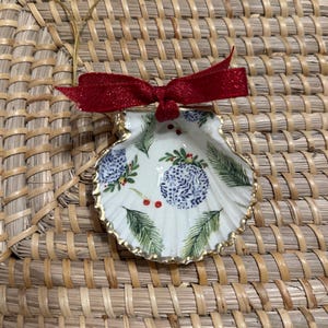 Christmas Shell Ornaments: Beaded Clam Shells, Gold Trim