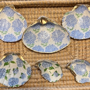 Bandeja para baratijas con hortensias azules costeras/decoración con conchas: es el regalo perfecto o un obsequio para despedida de soltera/regalo de boda/plato para anillos/plato para joyas