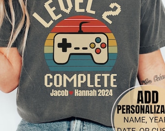 Regalo personalizado de segundo aniversario para esposo y esposa, Comfort Colors®, nivel 2 completo, camiseta retro de videojuego