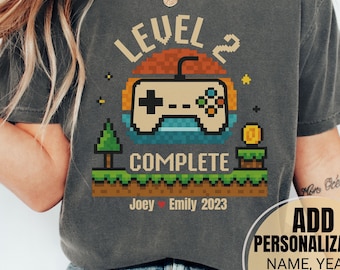 Regalo de 2.º aniversario Comfort Colors® para marido y mujer, regalo personalizado para el 2.º aniversario, camiseta retro de videojuegos, regalo para marido gamer