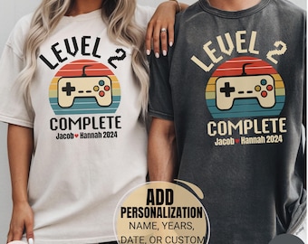Regalo personalizado de segundo aniversario para esposo y esposa, Comfort Colors®, nivel 2 completo, camiseta retro de videojuego
