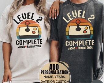 Regalo de aniversario de 2 años Comfort Colors® para esposo y esposa, regalo de aniversario personalizado, camiseta de videojuego retro, regalo para esposo jugador