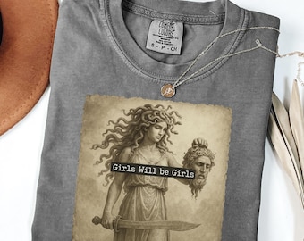 Maglietta Girls Will Be Girls, Maglietta Medusa con la testa di Perseo, Colori Comfort, Maglietta femminista, Empowerment femminile, Femminismo, Regalo per lei