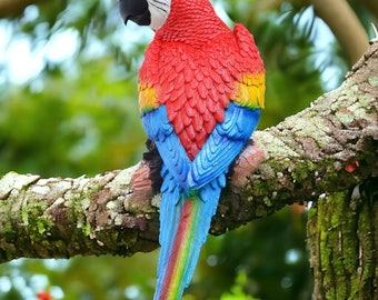 Schöne rote Papagei-Statue Papagei auf Stange Skulptur Exotische Vogel-Statue Coole Vogel-Dekor Multicolor Papagei Figur Atemberaubende Papagei-Verzierung