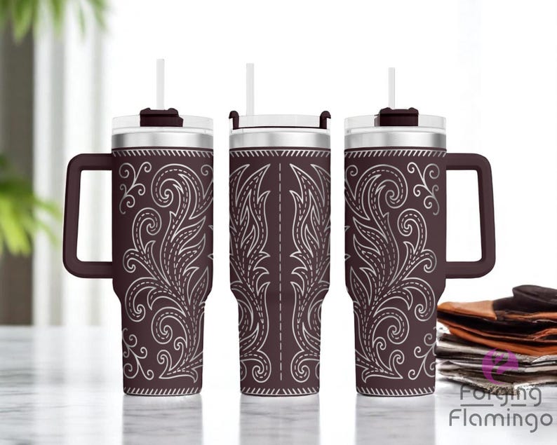 Pode incluir: Um conjunto de tr&ecirc;s canecas t&eacute;rmicas marrons com desenhos florais brancos. Cada caneca tem uma al&ccedil;a, um canudo branco e uma tampa. As canecas est&atilde;o em uma superf&iacute;cie clara. Altura aproximada de 20 cm.