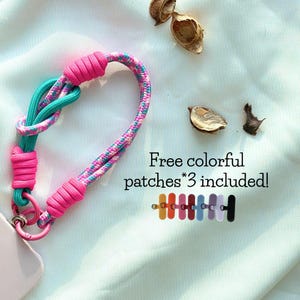 Pulsera para teléfono hecha a mano con cuerda bitono en una mezcla de verde azulado y rosa. Correa universal para teléfono. Dije para bolso. El mejor regalo para las fiestas.