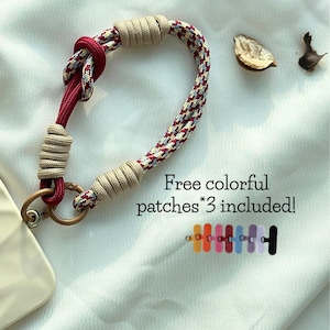 NUEVA correa para teléfono de pulsera con cuerda y bloques de color bitono hecha a mano en mezcla de camuflaje rojo vino: correa para teléfono de ajuste universal vibrante, dije para bolso. El mejor regalo festivo.