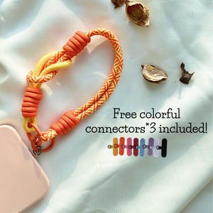 Nueva pulsera para teléfono hecha a mano con cuerda y bloques de colores en dos tonos en una mezcla de naranja y amarillo: correa para teléfono de ajuste universal y vibrante. Abalorio para bolso. Los mejores regalos festivos
