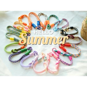 Pulsera para teléfono con cuerda hecha a mano en 20 colores: correa para teléfono vibrante y de ajuste universal, dije para bolso, obsequios festivos pensativos.