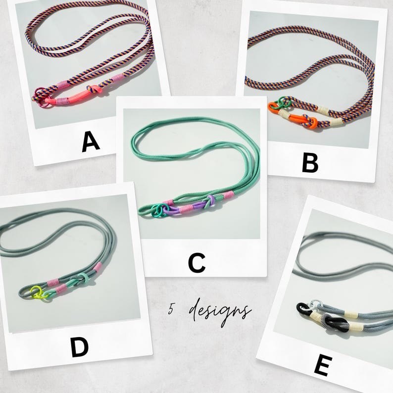 Pode incluir: Cinco cord&otilde;es rotulados de A a E, cada um apresentando uma corda com um la&ccedil;o atado e detalhes enrolados. O design A tem uma corda com detalhes em rosa, B apresenta laranja, C &eacute; verde menta com roxo, D &eacute; cinza com amarelo neon e E &eacute; cinza com preto.