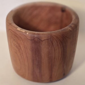 Maceta de cedro torneada a mano: Leña reciclada, pieza central de veta natural.