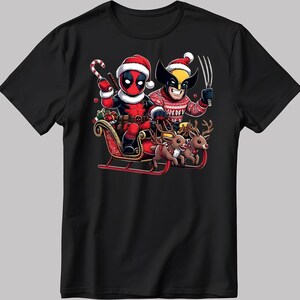 Puede incluir: Camiseta negra con un dise&ntilde;o navide&ntilde;o. El dise&ntilde;o muestra a Deadpool y Wolverine con gorros de Pap&aacute; Noel y jers&eacute;is navide&ntilde;os, montados en un trineo tirado por renos. Deadpool sostiene un bast&oacute;n de caramelo y Wolverine tiene sus garras.