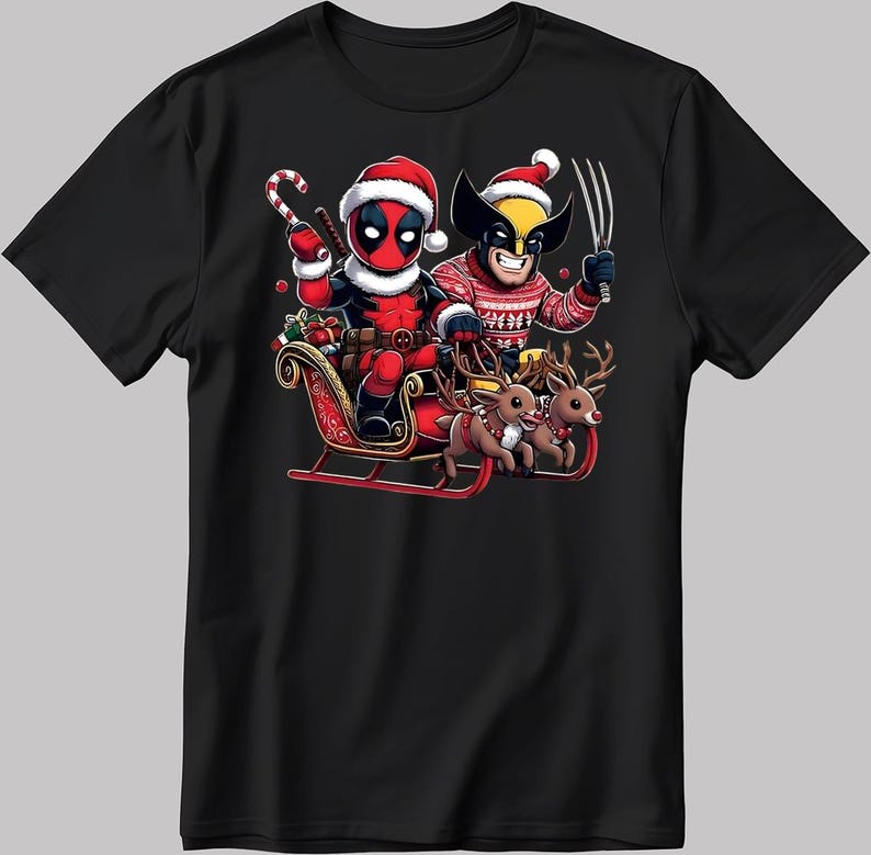 Puede incluir: Camiseta negra con un dise&ntilde;o navide&ntilde;o. El dise&ntilde;o muestra a Deadpool y Wolverine con gorros de Pap&aacute; Noel y jers&eacute;is navide&ntilde;os, montados en un trineo tirado por renos. Deadpool sostiene un bast&oacute;n de caramelo y Wolverine tiene sus garras.