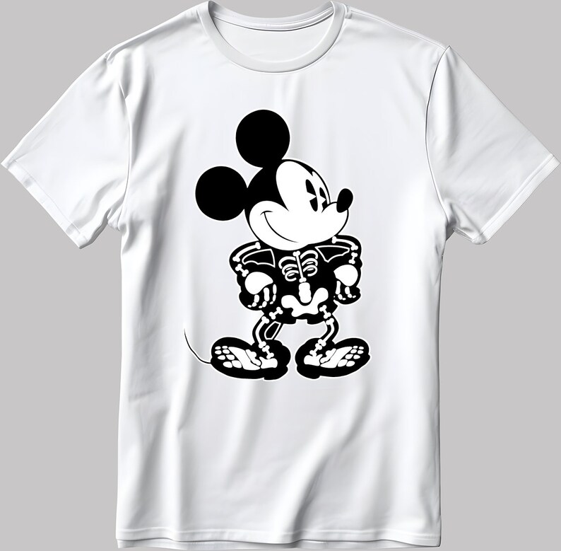 K&ouml;nnte beinhalten: Wei&szlig;es T-Shirt mit einem schwarz-wei&szlig;en Bild von Mickey Mouse, der als Skelett verkleidet ist. Mickey Mouse l&auml;chelt und hat die H&auml;nde in die H&uuml;ften gestemmt.