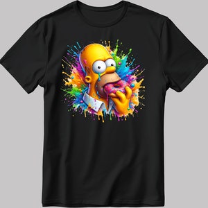 Könnte beinhalten: Schwarzes T-Shirt mit einer farbenfrohen Grafik von Homer Simpson, der einen Donut isst. Die Zeichentrickfigur ist gelb, trägt ein weißes Hemd mit Kragen und ist vor einem lebendigen Regenbogenfarben-Spritzer platziert. Der Donut ist rosa mit Streuseln.