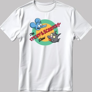 Könnte beinhalten: Weißes T-Shirt mit einem Cartoon-Bild einer blauen Maus und einer grauen Katze. Der Text "The Itchy & Scratchy Show" ist in Rot und Gelb um die Figuren geschrieben.