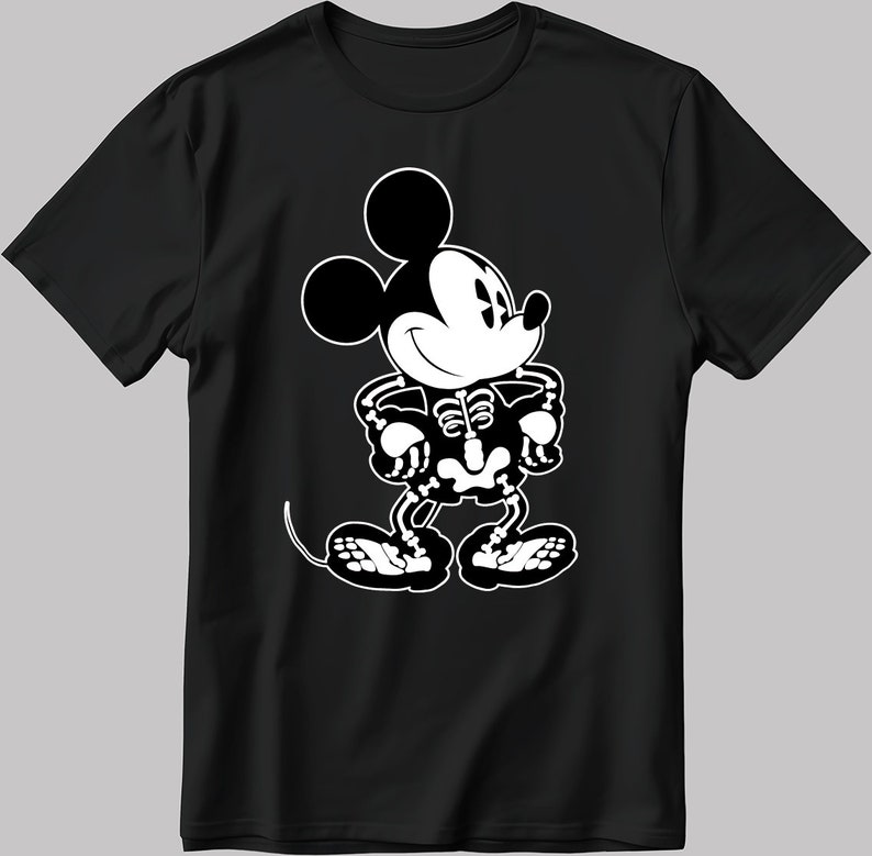 K&ouml;nnte beinhalten: Schwarzes T-Shirt mit einem wei&szlig;en Motiv von Mickey Mouse als Skelett. Mickey Mouse l&auml;chelt und hat die H&auml;nde in die H&uuml;ften gest&uuml;tzt.