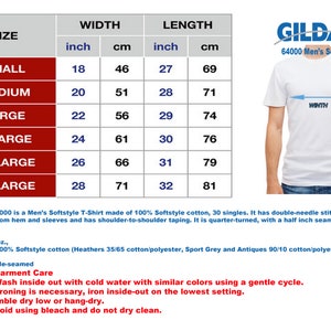 Puede incluir: Camiseta Gildan 64000 Softstyle blanca con tabla de tallas. Tallas desde Small (46 cm ancho, 69 cm largo) hasta 3X-Large (71 cm ancho, 81 cm largo). Incluye instrucciones de cuidado.