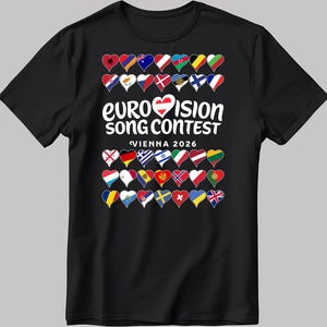 Könnte beinhalten: Eine weiße Keramik-Tasse mit schwarzem Henkel und dem Text "But First, Coffee" in fetter, schwarzer Schrift. Die Tasse ist mit einer dunklen Flüssigkeit, wahrscheinlich Kaffee, gefüllt und steht auf einer hellen Oberfläche.