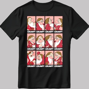 Könnte beinhalten: Schwarzes T-Shirt mit einem Grafikdruck von Grumpy aus Schneewittchen. Die Grafik zeigt Grumpy in neun verschiedenen Gesichtsausdrücken, mit dem Text "Grumpy" neunmal wiederholt.