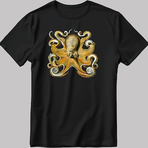 Peut inclure: Un t-shirt noir avec une illustration d'une pieuvre dorée et bleue.