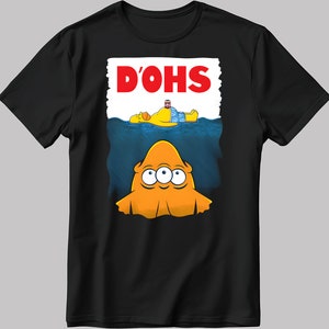 Op de afbeelding: Zwart T-shirt met een geel cartoonfiguur met drie ogen en de tekst "D'OHS" in rood.