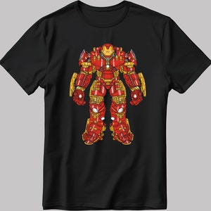 Puede incluir: Camiseta negra con una ilustraci&oacute;n de dibujos animados roja y dorada de un superh&eacute;roe con armadura.