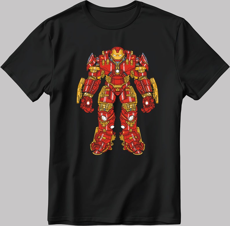 Puede incluir: Camiseta negra con una ilustraci&oacute;n de dibujos animados roja y dorada de un superh&eacute;roe con armadura.