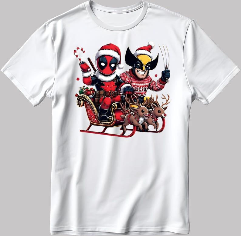 Puede incluir: Camiseta blanca con dise&ntilde;o navide&ntilde;o. Deadpool y Wolverine, con gorros de Pap&aacute; Noel, montados en un trineo tirado por renos. Deadpool sostiene un bast&oacute;n de caramelo. Festivo y divertido.