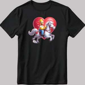 Könnte beinhalten: Ein schwarzes T-Shirt mit einem Cartoon-Bild eines gelben Charakters, der ein weißes Pferd durch ein rotes Herz reitet.