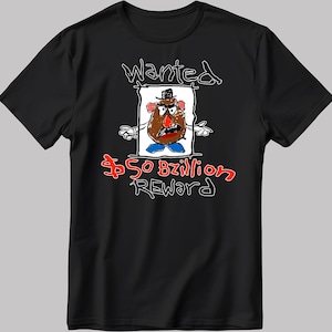 Könnte beinhalten: Schwarzes T-Shirt mit einem handgezeichneten "Wanted"-Poster mit einer Cartoon-Kartoffel-Figur. Das Poster enthält den Text "$50 Billion REWARD" in roter und weißer Schrift. Die Kartoffel-Figur ist braun mit schwarzem Hut und blauer Fliege.