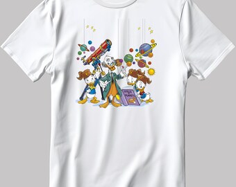 May include: White t-shirt with a cartoon image of Donald Duck and his nephews. Donald is holding a telescope and pointing to the sky, while his nephews are looking at a book titled "Stelle e Pianeti". The image is surrounded by stars and planets.