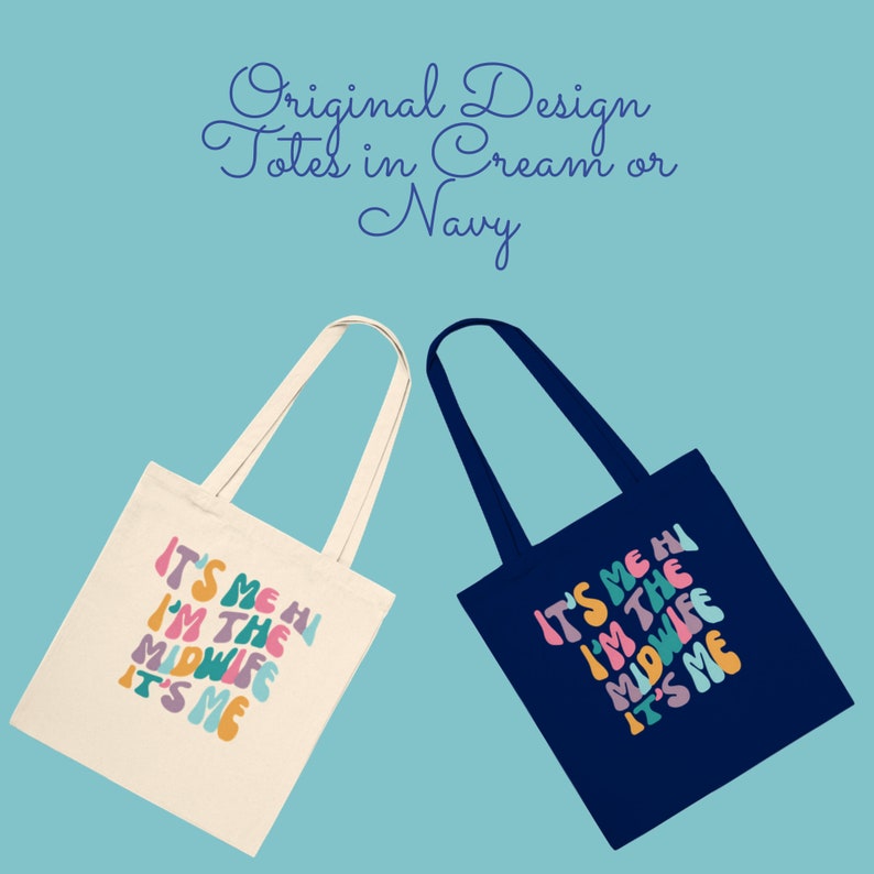 Op de afbeelding: Twee tote bags, &eacute;&eacute;n cr&egrave;me en &eacute;&eacute;n marineblauw, met de tekst "It's Me Hi I'm The Midwife It's Me" in kleurrijke, gestileerde letters.