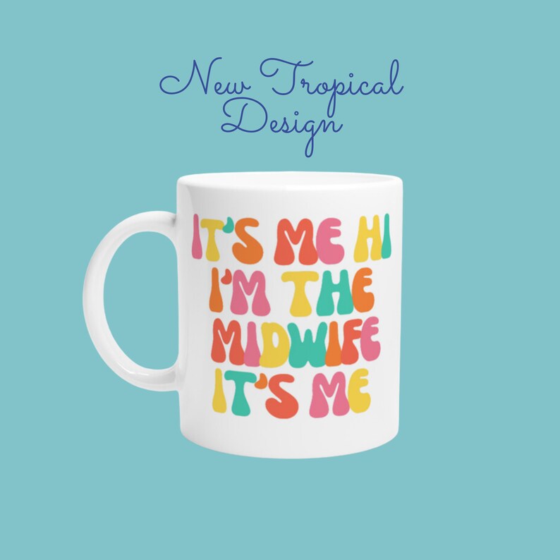 Op de afbeelding: Witte keramische mok met een kleurrijke afbeelding met de tekst "It's me hi I'm the midwife it's me".