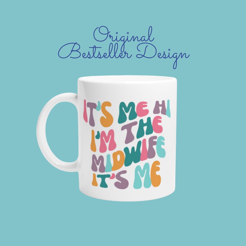 Op de afbeelding: Witte keramische mok met een kleurrijk ontwerp met de tekst "It's me hi I'm the midwife it's me".