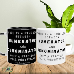 Pode incluir: Duas canecas de cerâmica, uma preta e outra branca, com o mesmo texto: "THERE IS A FINE LINE BETWEEN NUMERATOR AND DENOMINATOR. ONLY A FRACTION WILL UNDERSTAND." A caneca preta tem o interior preto e a caneca branca tem o interior branco.