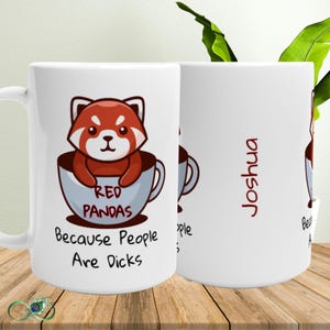 Puede incluir: Taza de cerámica blanca con un panda rojo de dibujos animados dentro de una taza azul. La taza tiene el texto "RED PANDAS Because People Are Dicks" y el nombre "Joshua" en el otro lado.