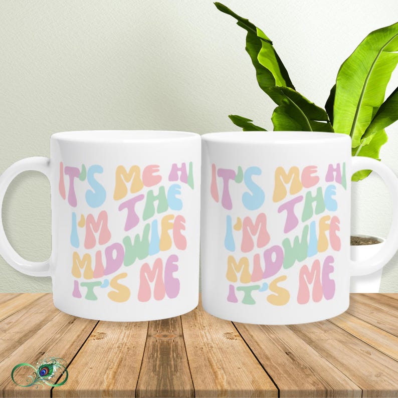 Op de afbeelding: Twee witte mokken met een kleurrijk ontwerp met de tekst "It's me hi I'm the midwife it's me".