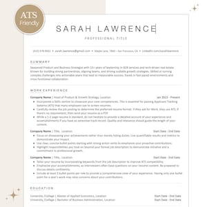 Può includere: Un modello di curriculum vitae professionale con il nome "SARAH LAWRENCE" in alto. Il curriculum include sezioni per riepilogo, esperienza lavorativa e istruzione. Il curriculum è progettato per essere compatibile con ATS, con elenchi puntati e formattazione chiara.