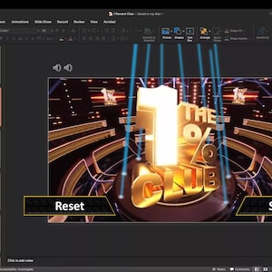 以下が含まれることがあります： 「The 1% Club」という大きな金色の3Dサインが置かれたゲームショーのセット。サインは明るい白のライトで照らされています。サインにスポットライトが当たっています。リセットとスタートのラベルが付いた2つのボタンがあります。