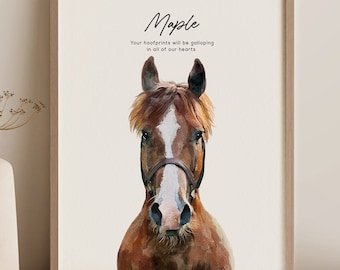 Könnte beinhalten: Ein gerahmter Aquarelldruck eines Pferdes mit braunen und weißen Markierungen. Das Pferd trägt ein Halfter. Der Druck trägt den Namen "Maple" und den Text "Deine Hufabdrücke werden in all unseren Herzen galoppieren."
