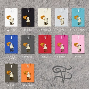 Pu&ograve; includere: Una collezione di t-shirt di vari colori con un fantasma dei cartoni animati con la parola "BOO" in un fumetto. Le t-shirt sono esposte su uno sfondo grigio testurizzato.