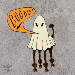 Pu&ograve; includere: Un fantasma bianco con una faccia nera e una coda di barboncino nera indossa un vestito bianco con un contorno nero. Il fantasma &egrave; in piedi su uno sfondo grigio con la parola "BOODLE!" in testo arancione con un fulmine.
